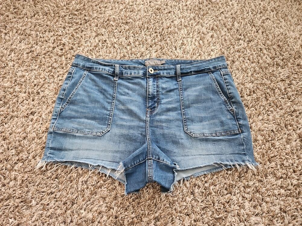 Torrid Denim Cutoff Shorts Womens Size 18 Raw Hem Mid Rise Stretch Jean Shorts